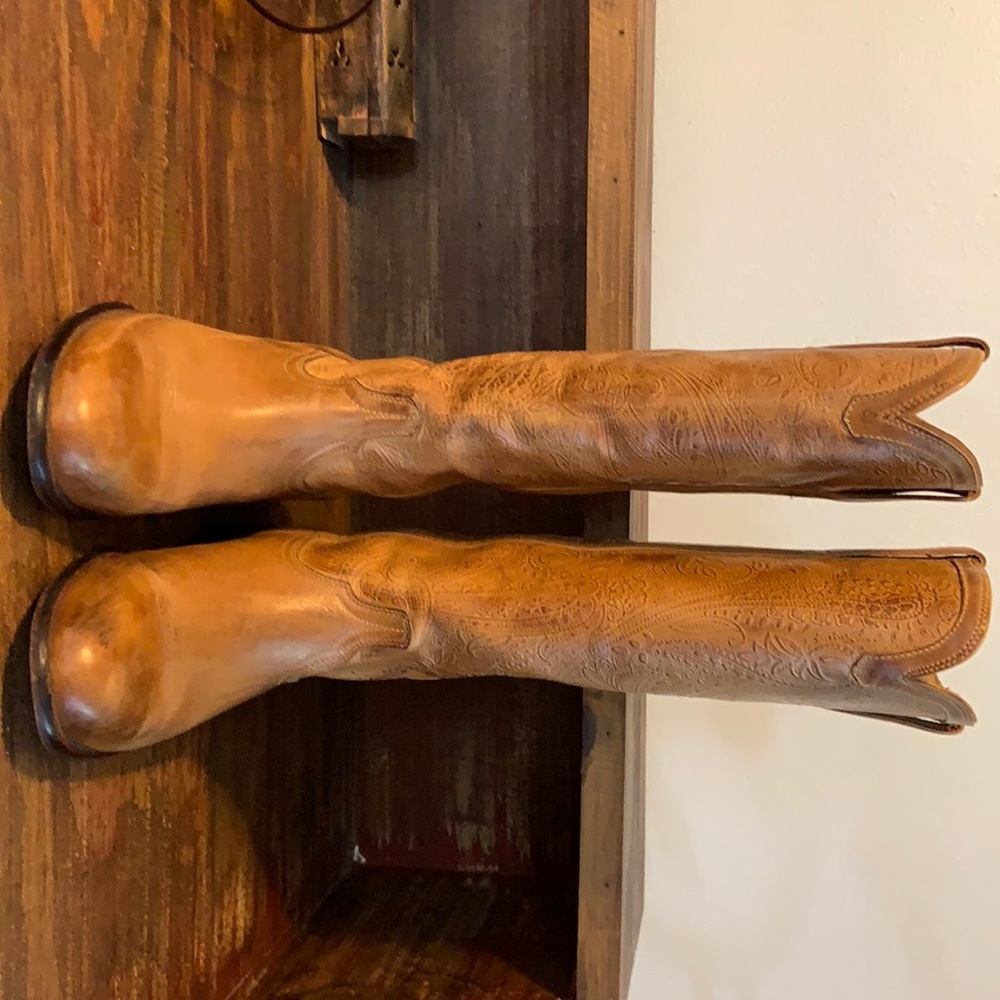 Lucchese round toe